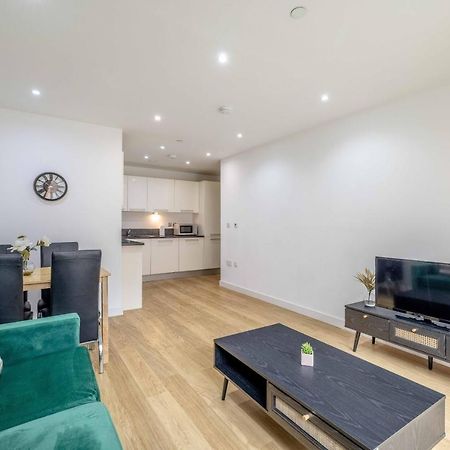 2 Bed At Slough Station & Parking - London In 20 Mins Apartman Kültér fotó
