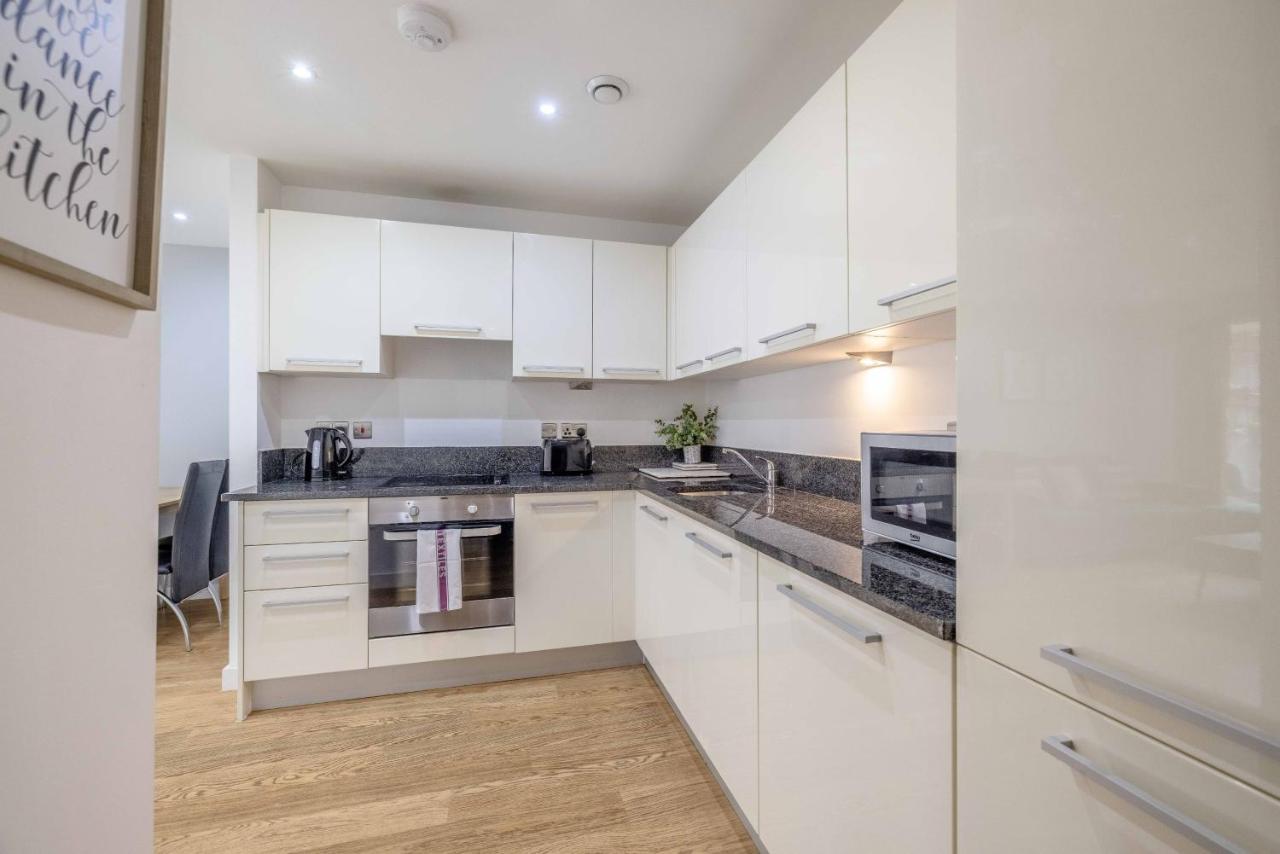 2 Bed At Slough Station & Parking - London In 20 Mins Apartman Kültér fotó