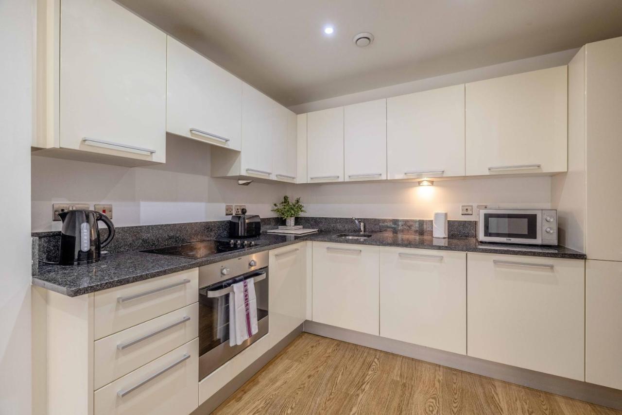 2 Bed At Slough Station & Parking - London In 20 Mins Apartman Kültér fotó