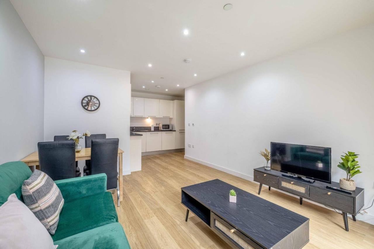 2 Bed At Slough Station & Parking - London In 20 Mins Apartman Kültér fotó