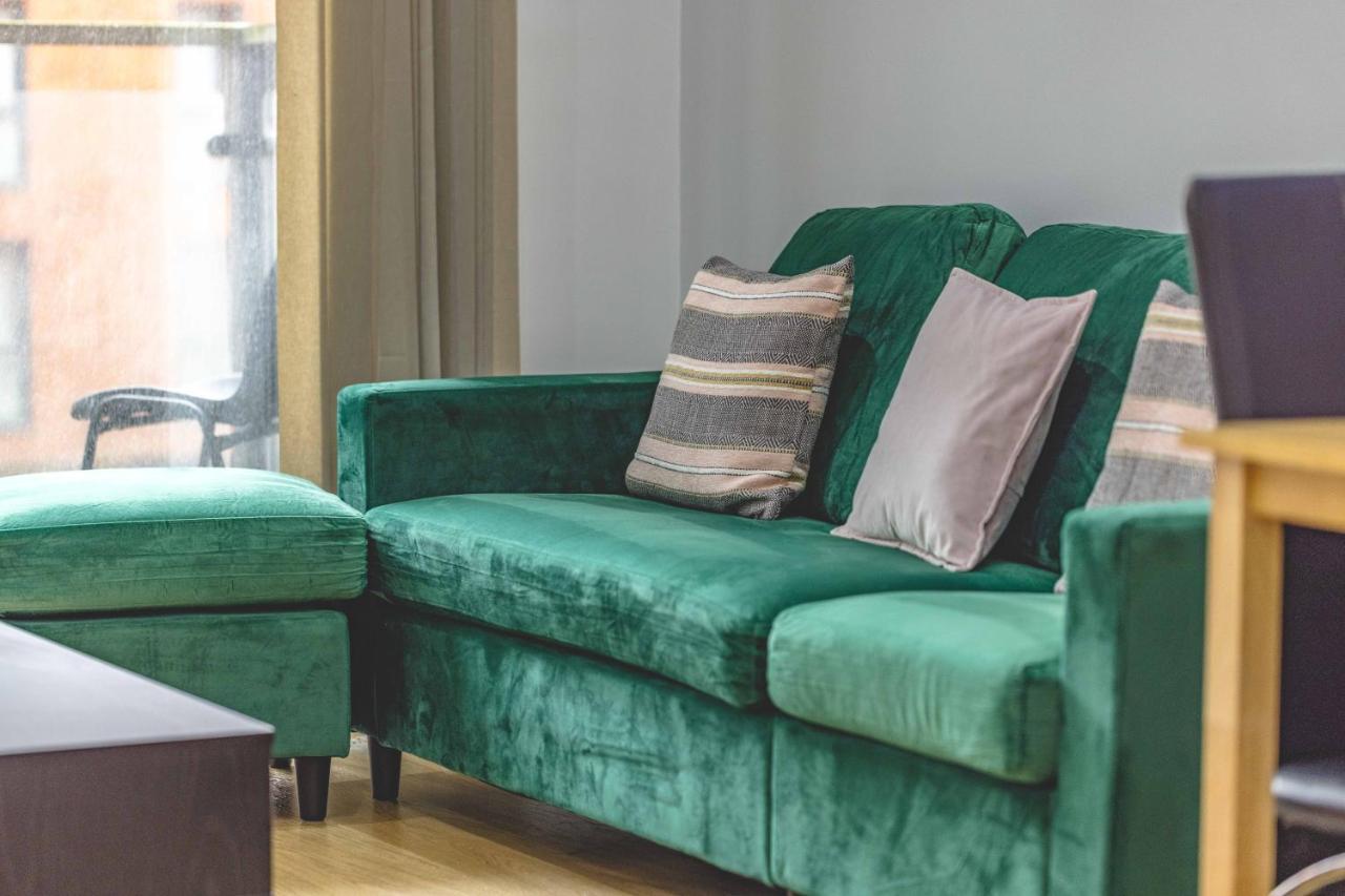 2 Bed At Slough Station & Parking - London In 20 Mins Apartman Kültér fotó