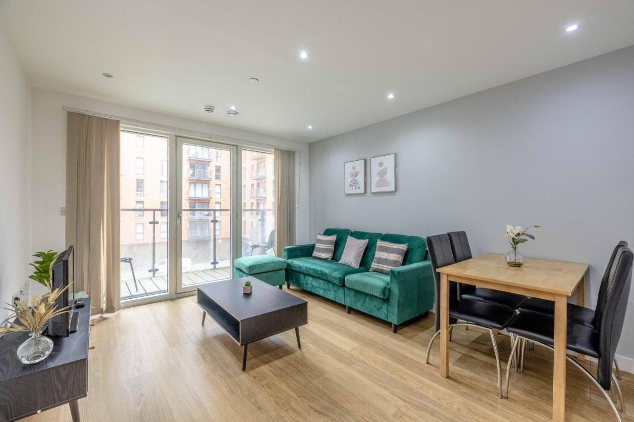 2 Bed At Slough Station & Parking - London In 20 Mins Apartman Kültér fotó