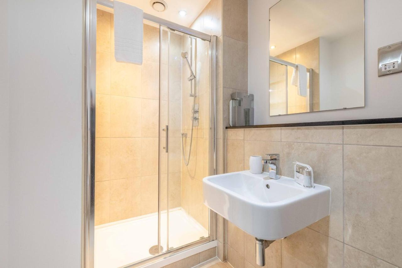 2 Bed At Slough Station & Parking - London In 20 Mins Apartman Kültér fotó